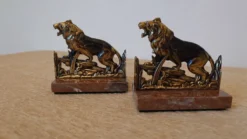 Petits serre-livres lions rugissants en régule patiné sur socle en marbre