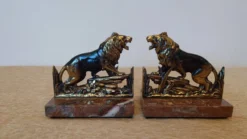 Petits serre-livres lions rugissants en régule patiné sur socle en marbre