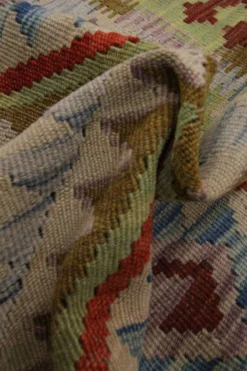 Petit tapis en laine tissé à plat avec un motif géométrique en zigzag pour le salon.