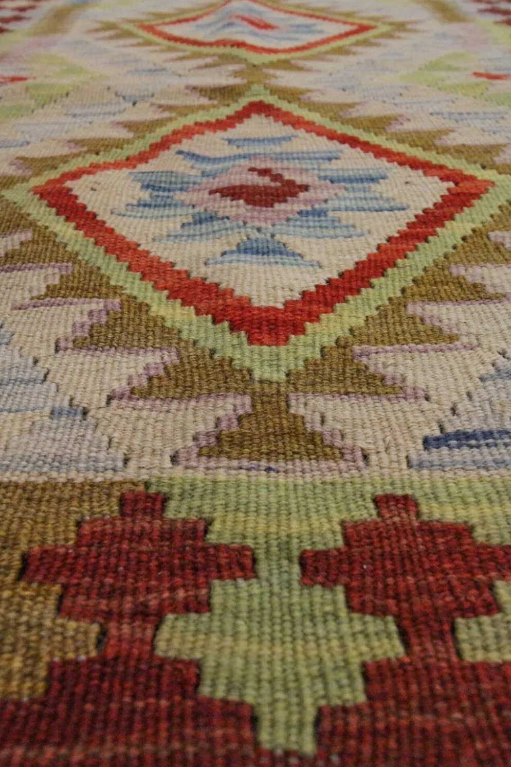Petit tapis en laine tissé à plat avec un motif géométrique en zigzag pour le salon.
