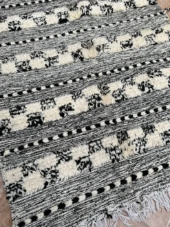 Petit tapis kilim berbère marocain Zanafi noir pour chambre et salon