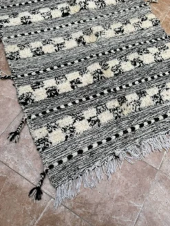 Petit tapis kilim berbère marocain Zanafi noir pour chambre et salon