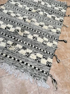 Petit tapis kilim berbère marocain Zanafi noir pour chambre et salon