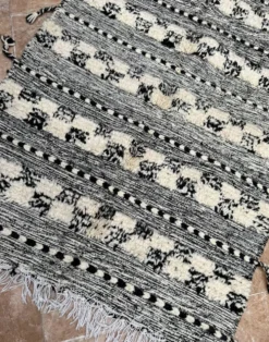 Petit tapis kilim berbère marocain Zanafi noir pour chambre et salon