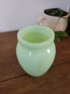Petit vase en opaline verte