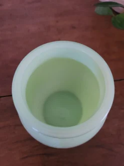 Petit vase en opaline verte