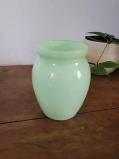 Petit vase en opaline verte