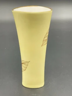 Petit vase triangulaire Weimar Porzellan à décor doré