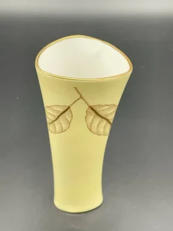 Petit vase triangulaire Weimar Porzellan à décor doré