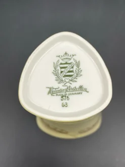 Petit vase triangulaire Weimar Porzellan à décor doré