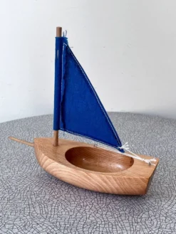 Petit voilier de bassin navigable en bois et coton, bel état