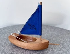 Petit voilier de bassin navigable en bois et coton, bel état