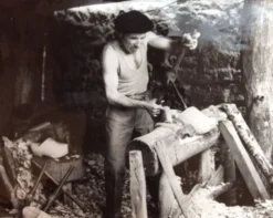 Photographie ancienne d'artisan Sabotier