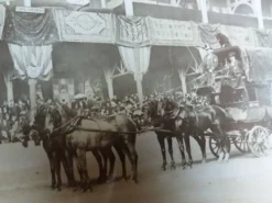 Photographie ancienne 1900 diligence chevaux tapis d'Orient, Bretagne
