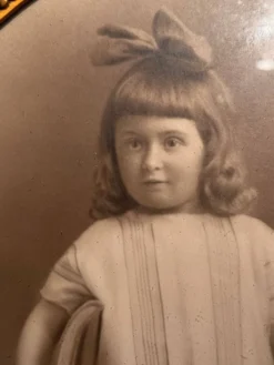 Photographie ancienne , jeune fille au ruban XIX siècle