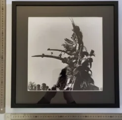 Photographie argentique Personnage cérémoniel à parure cimière 44x44 cm