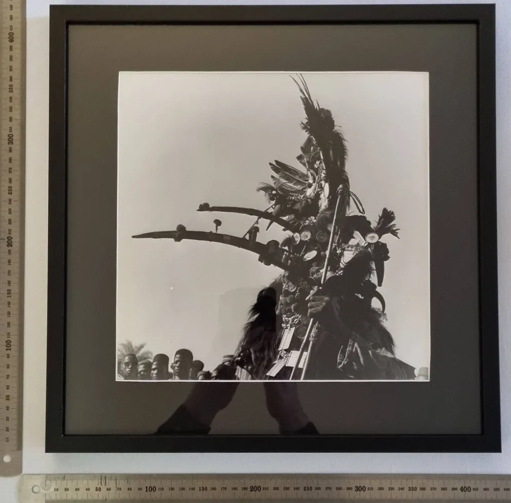 Photographie argentique Personnage cérémoniel à parure cimière 44x44 cm