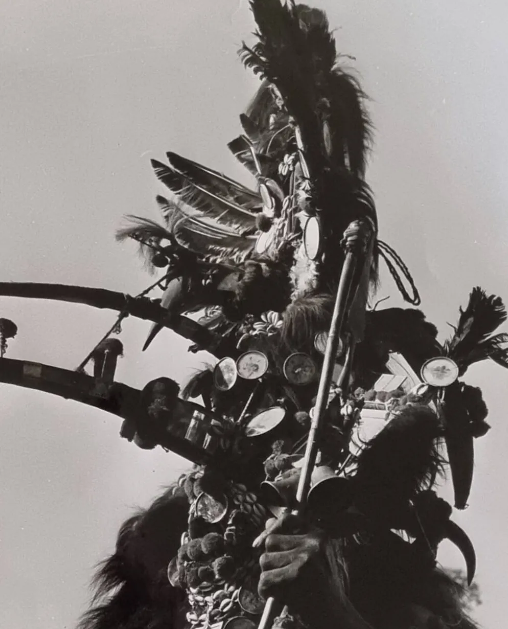 Photographie argentique Personnage cérémoniel à parure cimière 44x44 cm