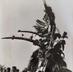 Photographie argentique Personnage cérémoniel à parure cimière 44x44 cm