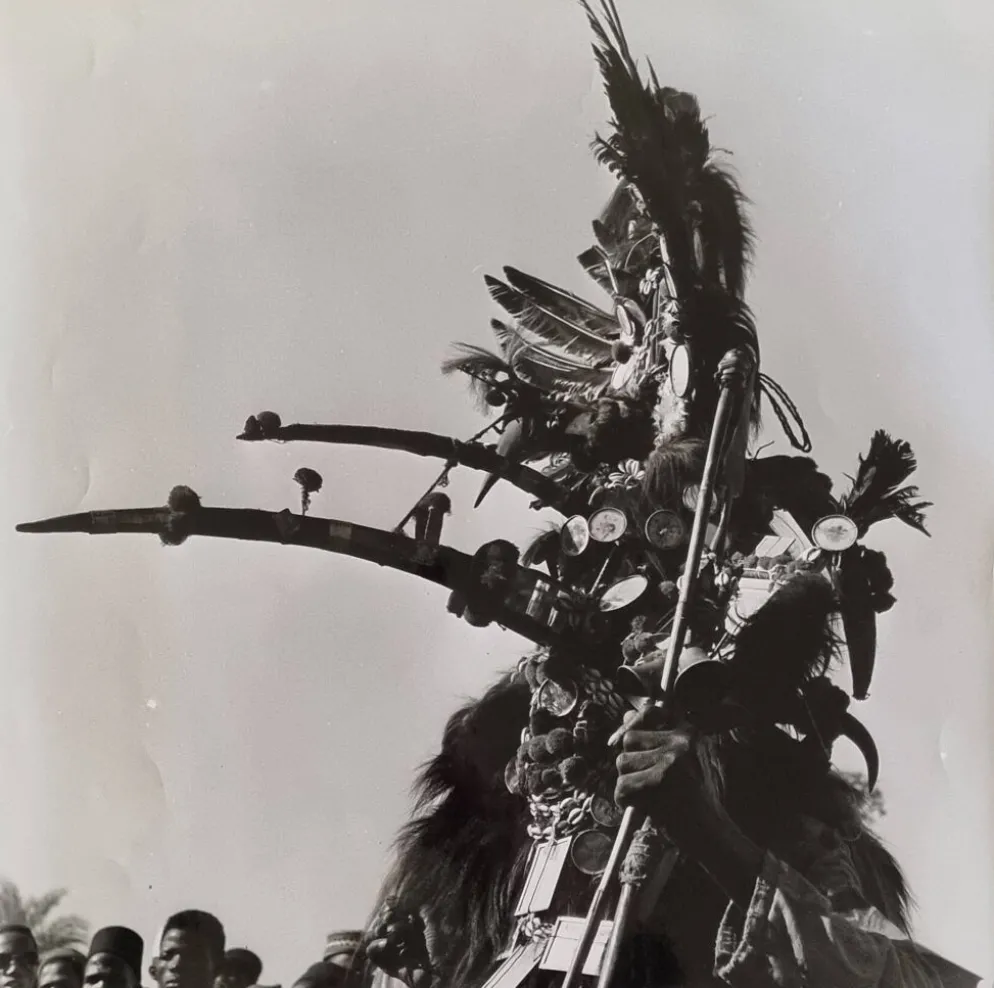 Photographie argentique Personnage cérémoniel à parure cimière 44x44 cm