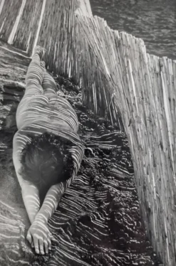Photographie argentique vintage étude nu allongé, signée encadrée, 42x52 cm