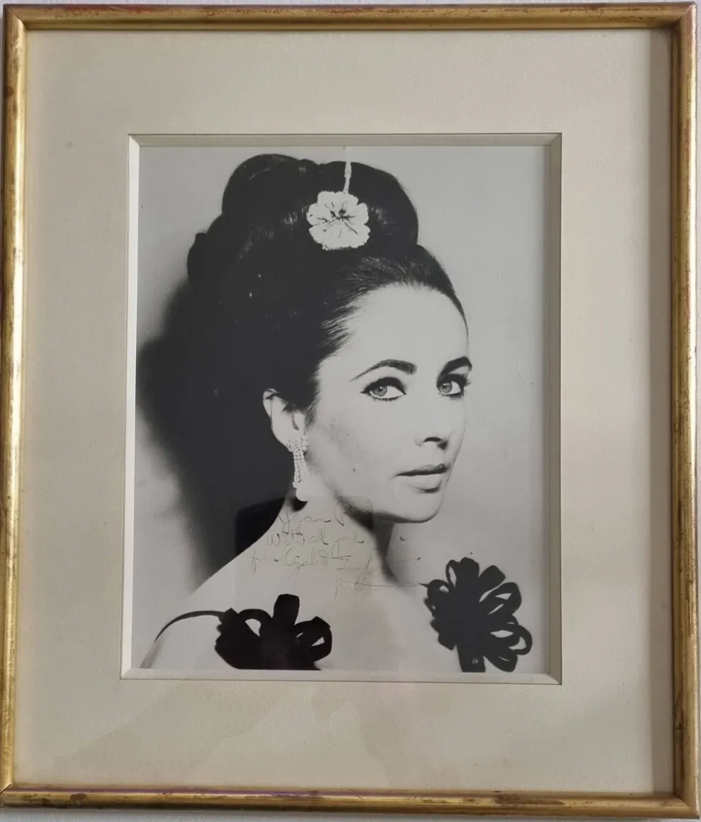 Photographie dédicacée Elizabeth Taylor tirage argentique encadré 32x37 cm