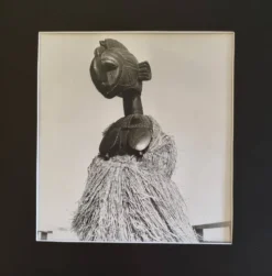 Photographie ethnographique vintage, Grand masque Baga encadrée, 44 x 44 cm