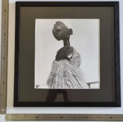 Photographie ethnographique vintage, Grand masque Baga encadrée, 44 x 44 cm
