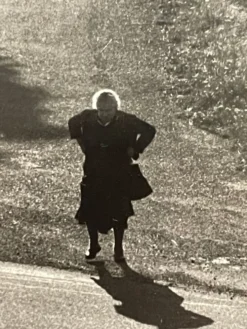 Photographie tirage argentique noir et blanc circa 1970 chemin de l'église