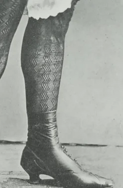 Photogravure originale sur papier glacé, Modèle en bas et chaussures 1900