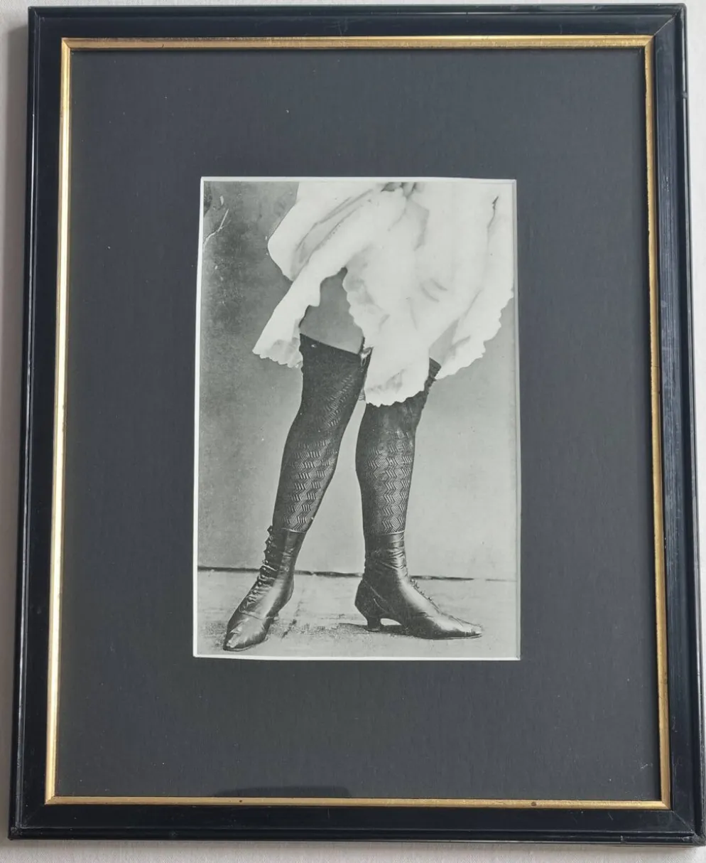 Photogravure originale sur papier glacé, Modèle en bas et chaussures 1900