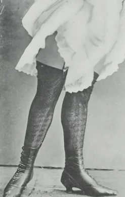 Photogravure originale sur papier glacé, Modèle en bas et chaussures 1900