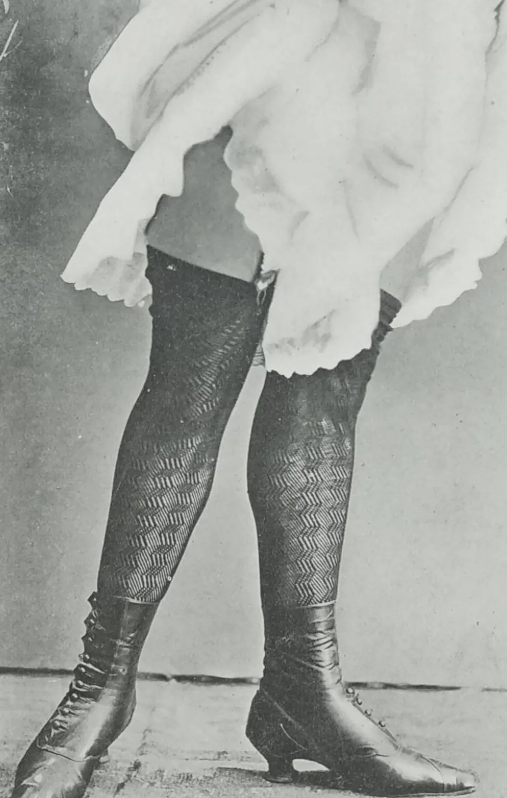 Photogravure originale sur papier glacé, Modèle en bas et chaussures 1900