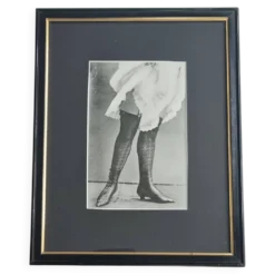 Photogravure originale sur papier glacé, Modèle en bas et chaussures 1900