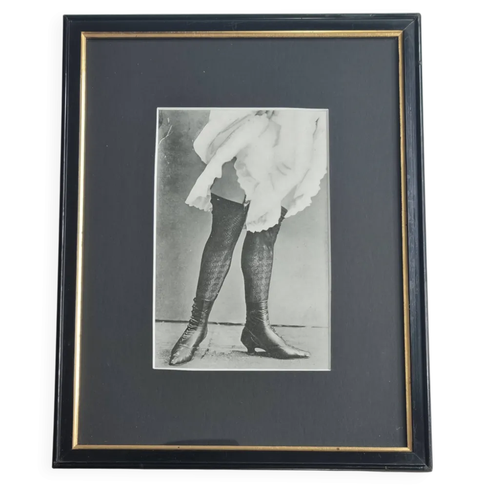 Photogravure originale sur papier glacé, Modèle en bas et chaussures 1900