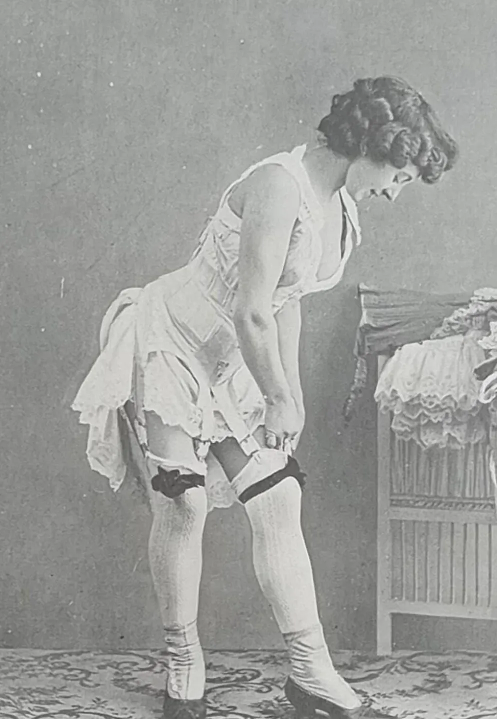 Photogravure originale sur papier glacé, Modèle en bas et chaussures 1900