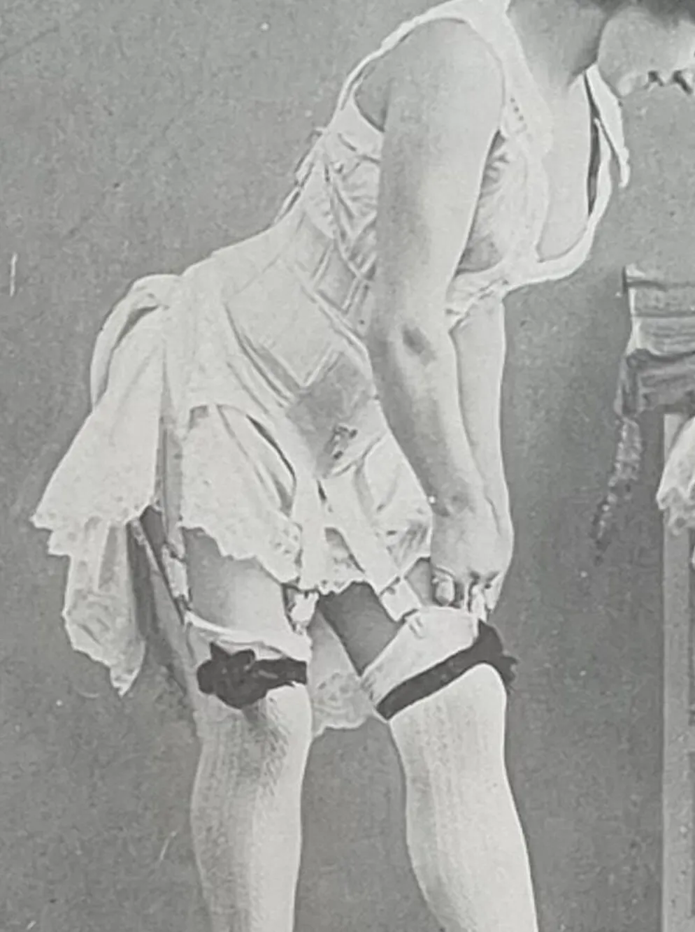 Photogravure originale sur papier glacé, Modèle en bas et chaussures 1900
