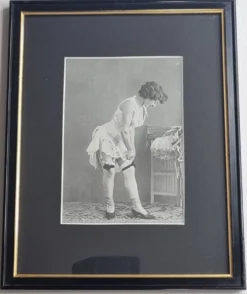 Photogravure originale sur papier glacé, Modèle en bas et chaussures 1900