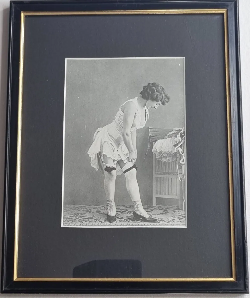 Photogravure originale sur papier glacé, Modèle en bas et chaussures 1900