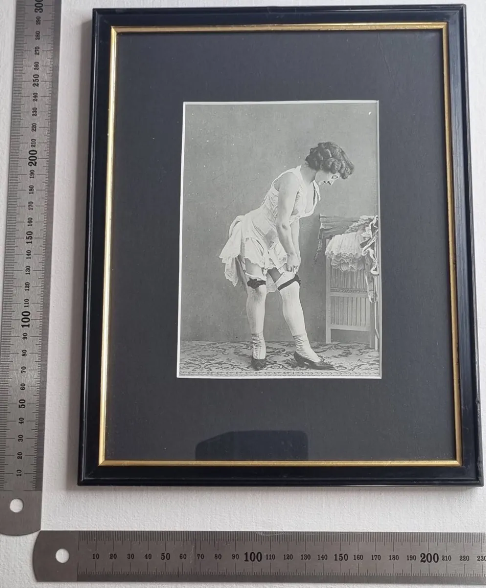 Photogravure originale sur papier glacé, Modèle en bas et chaussures 1900