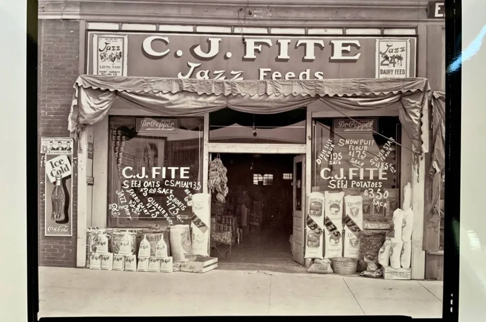 Photo vintage Mississippi 1936 – Devanture CJ Fite Jazz Feeds – Tirage prem