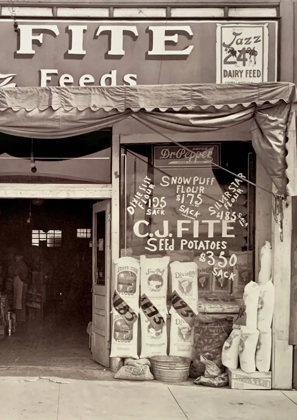 Photo vintage Mississippi 1936 – Devanture CJ Fite Jazz Feeds – Tirage prem