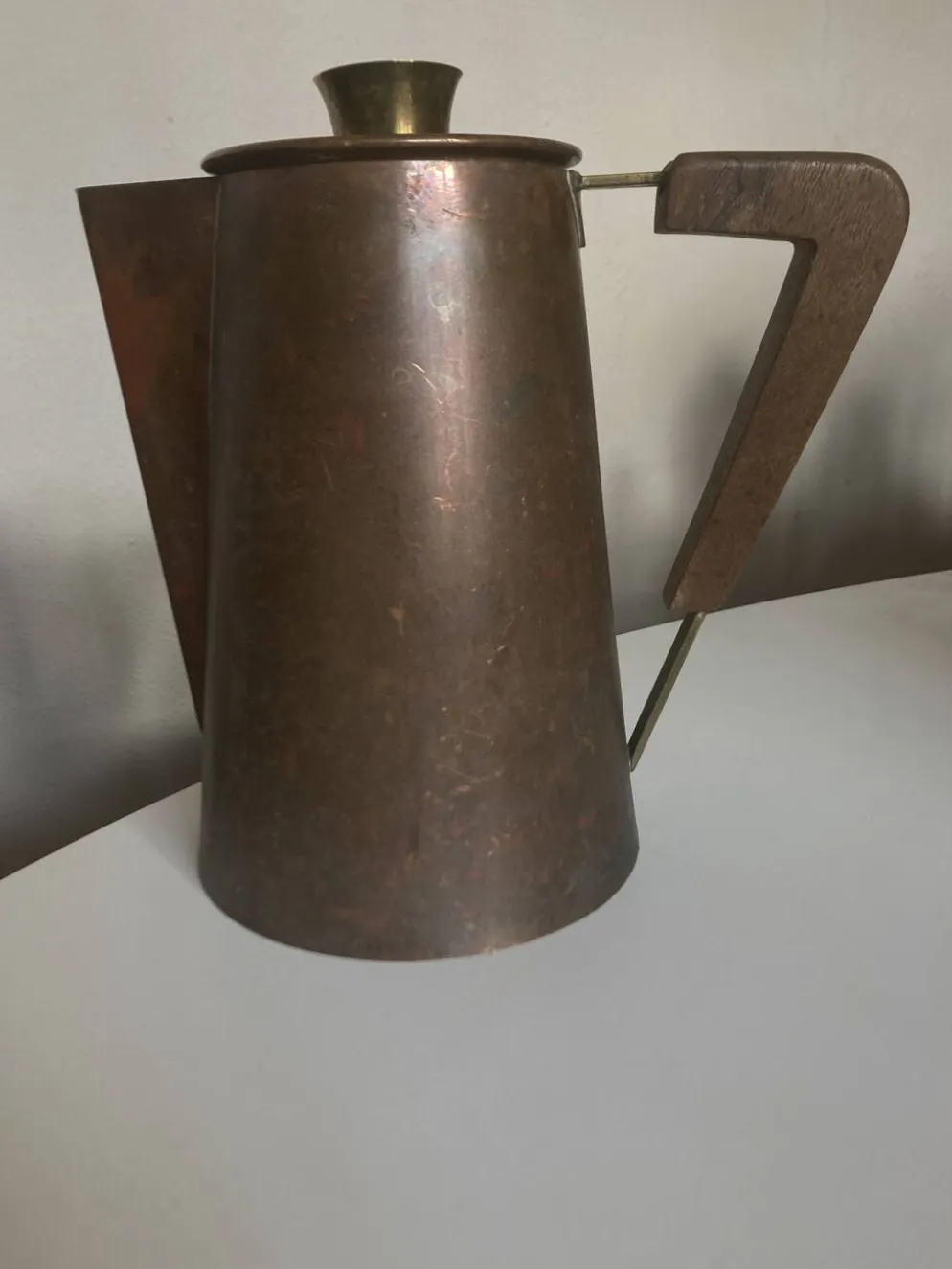 Pichet design italien moderniste 1960 en bois et métal patiné