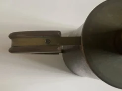 Pichet design italien moderniste 1960 en bois et métal patiné