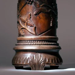 2 piédestaux en bois avec motif de vigne sculpté à la main, France années 1950