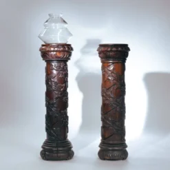 2 piédestaux en bois avec motif de vigne sculpté à la main, France années 1950