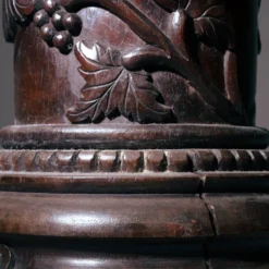 2 piédestaux en bois avec motif de vigne sculpté à la main, France années 1950