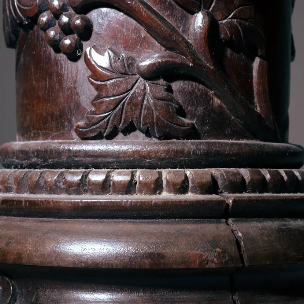 2 piédestaux en bois avec motif de vigne sculpté à la main, France années 1950