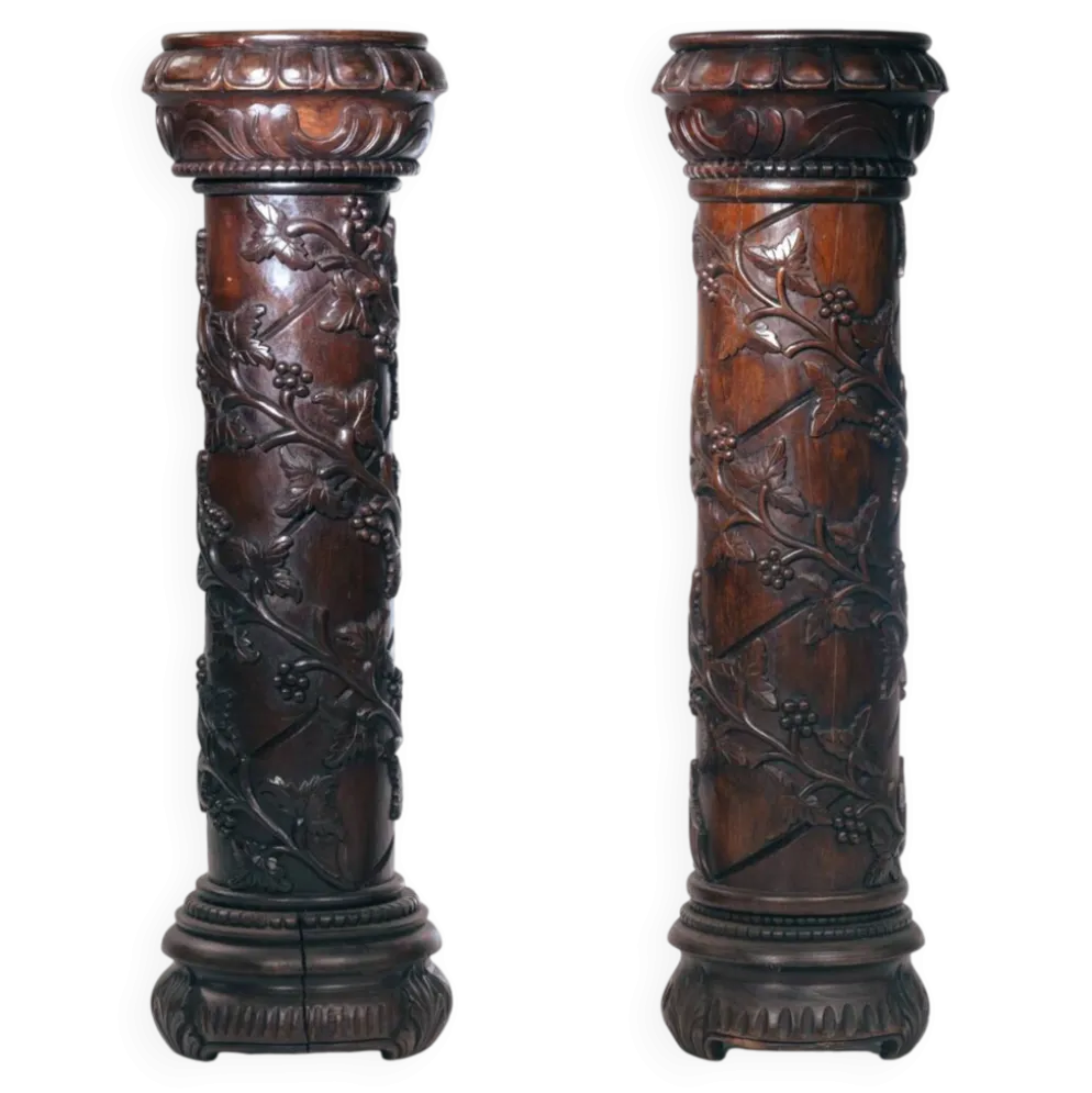 2 piédestaux en bois avec motif de vigne sculpté à la main, France années 1950