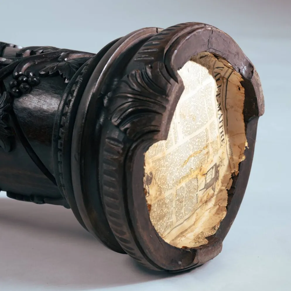 2 piédestaux en bois avec motif de vigne sculpté à la main, France années 1950